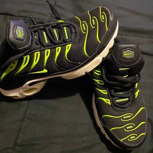 Nike Air Max Plus GS Black Volt Neon Green Size 5.5 Y